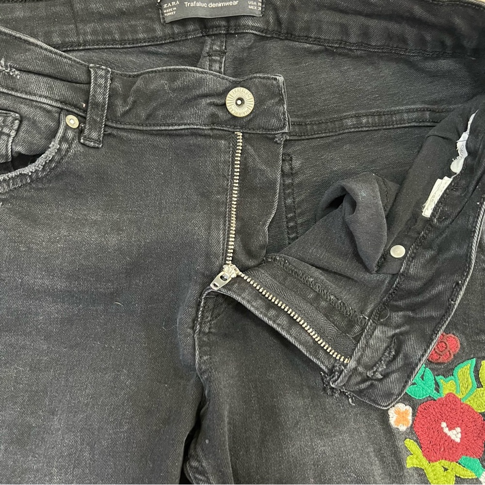 ZARA Trafaluc Black Skinny Jeans with Floral Embroidery & Raw Hem Size 8 - Picture 6 of 14